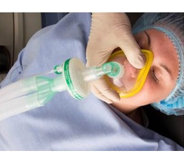 QuadraLite Maschera per Anestesia Intersurgical - Taglia Medium colore giallo applicata su paziente - distribuite da O2 Med