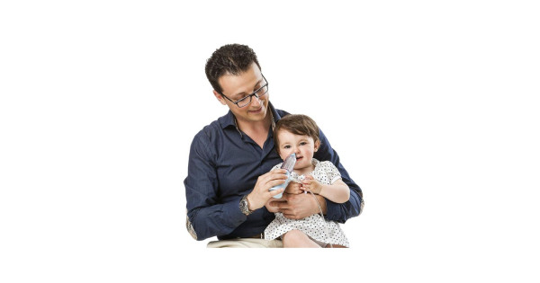 Bimbo in braccio al papà che applica Rinowash Doccia Nasale Micronizzata - distribuito da O2 Med