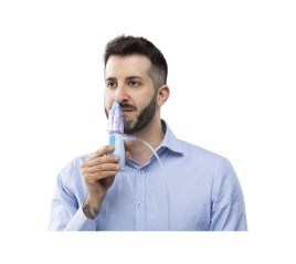 Adulto che applica alla narice Rinowash Doccia Nasale Micronizzata - distribuito da O2 Med