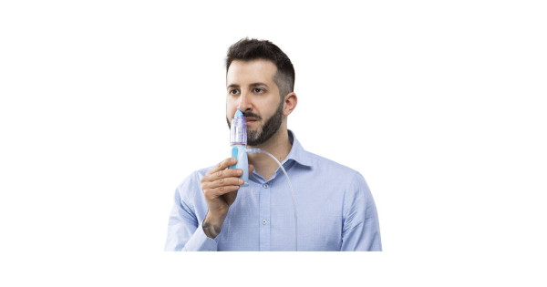 Adulto che applica alla narice Rinowash Doccia Nasale Micronizzata - distribuito da O2 Med