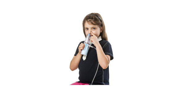 Bimba che applica alla narice Rinowash Doccia Nasale Micronizzata - distribuito da O2 Med