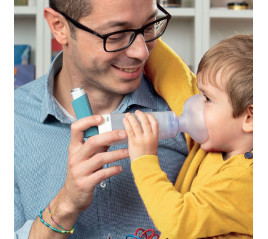 Papà applica spatial up a bimbo in braccio - distribuito da O2 Med