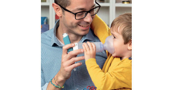 Papà applica spatial up a bimbo in braccio - distribuito da O2 Med