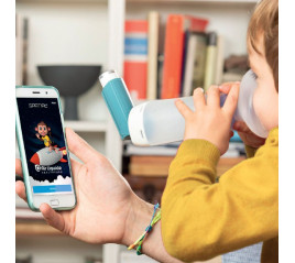 Bimbo in braccio guarda il cellulare con app dedicata spatial up - distribuito da O2 Med