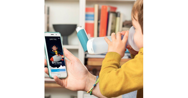 Bimbo in braccio guarda il cellulare con app dedicata spatial up - distribuito da O2 Med