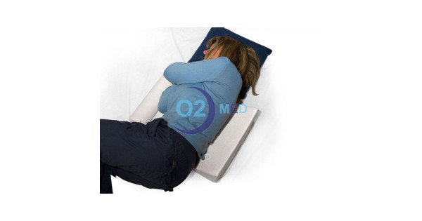 Donna dorme con SOS Snoreless - Cuscino posturale Antirussamento - distribuito da O2 Med