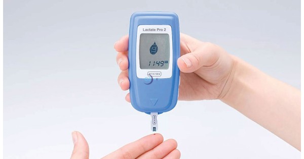 Lactate-Pro-2-Arkray-con-striscetta-inserita-durante-il-test distribuito da O2 Med