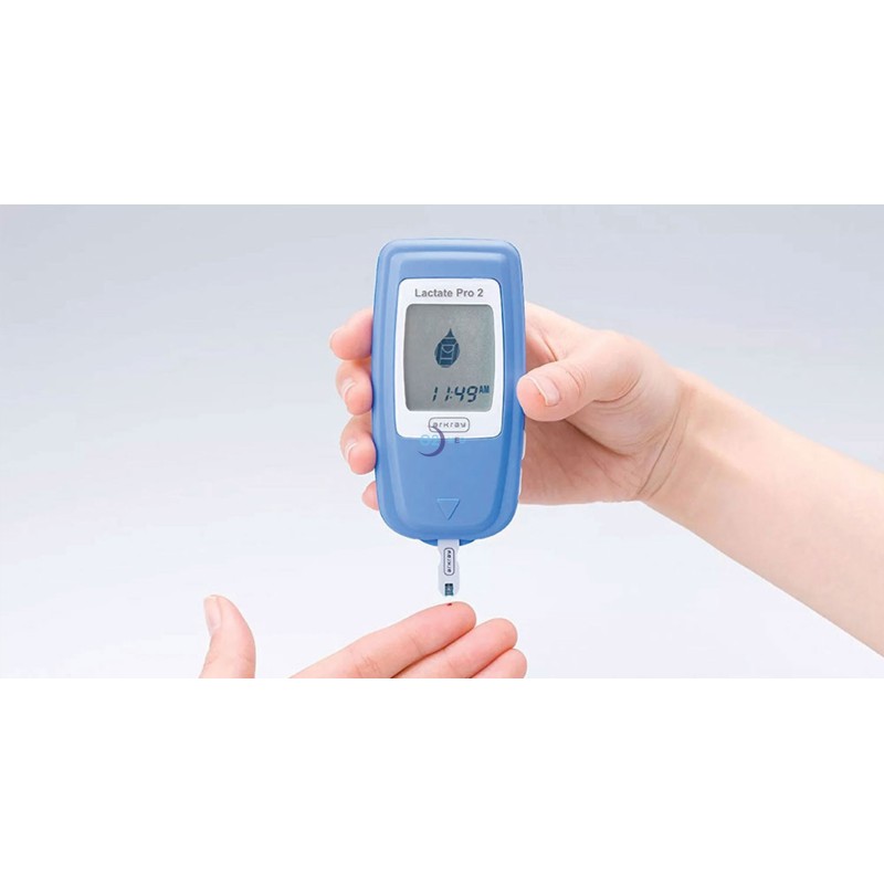 Lactate-Pro-2-Arkray-con-striscetta-inserita-durante-il-test distribuito da O2 Med